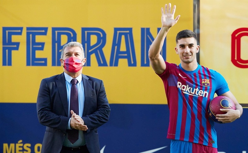 Bản tin bóng đá 12/01/2022: Barcelona chính thức đăng ký Ferran Torres
